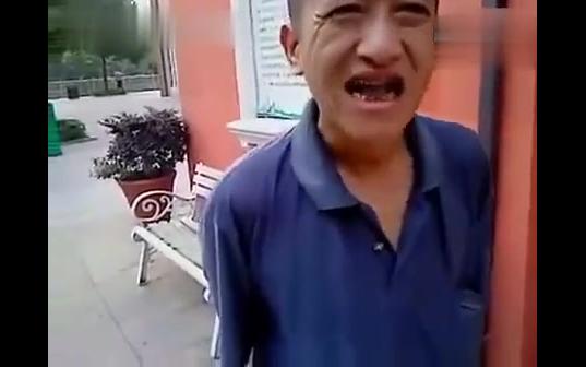 自称是央视退休配音员看门...