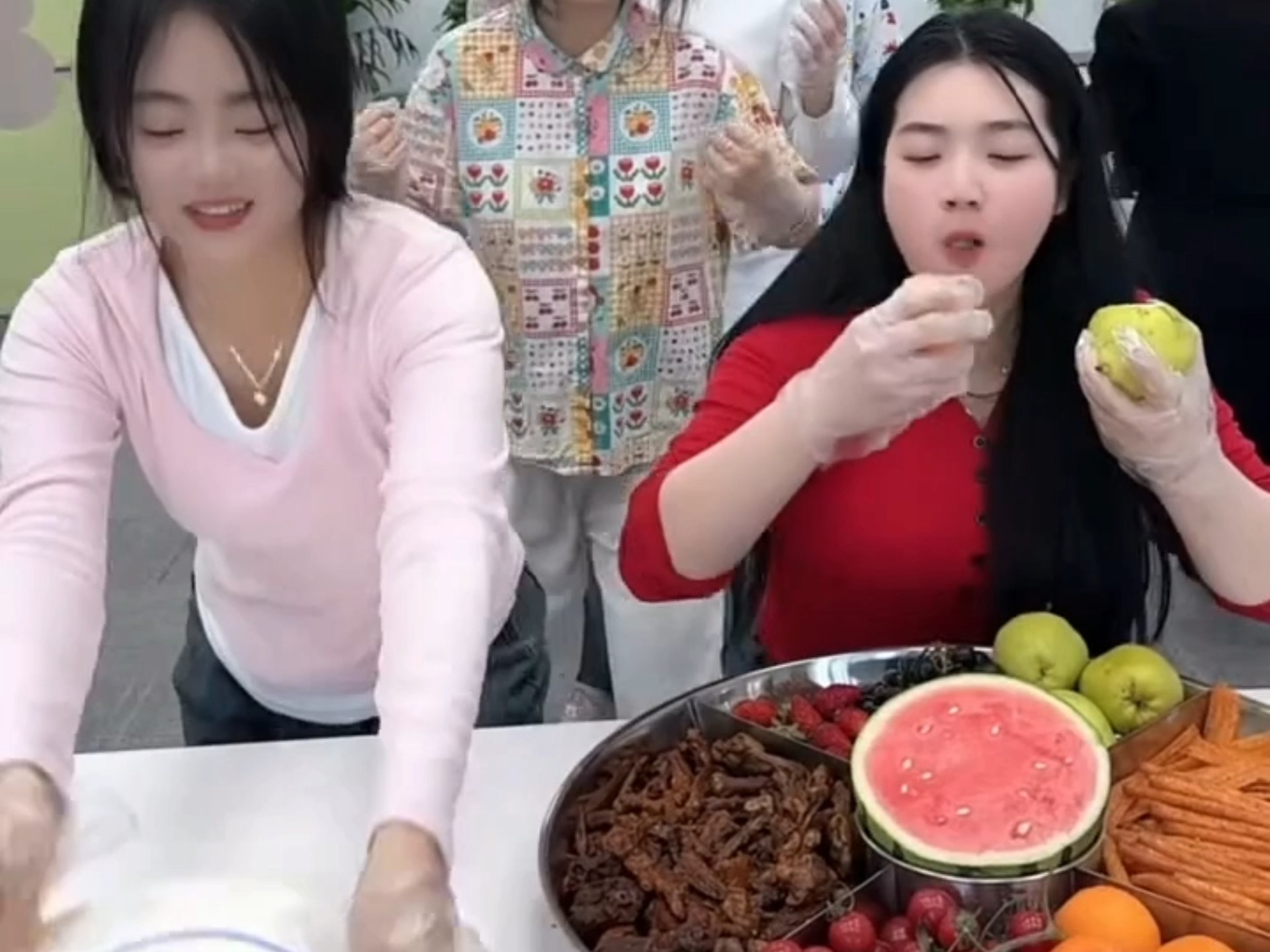 扔盘子抢美食！爱情秘密大...