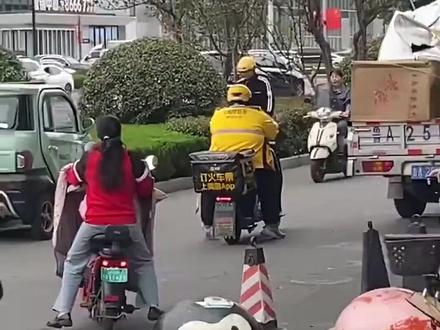 起初我以为是搞笑视频，直...