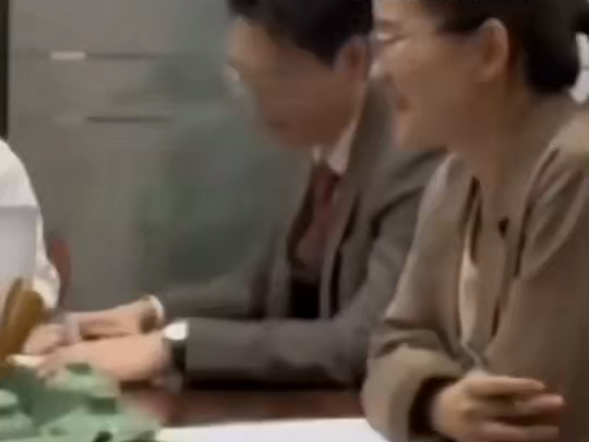 这个视频好搞笑哈哈哈哈哈...