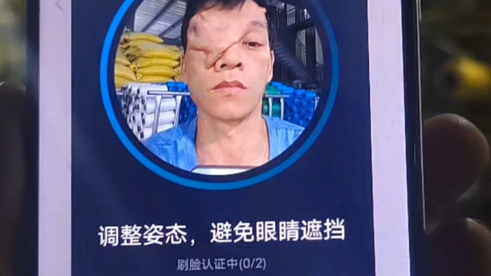 别绷着了，笑一笑，该视频...
