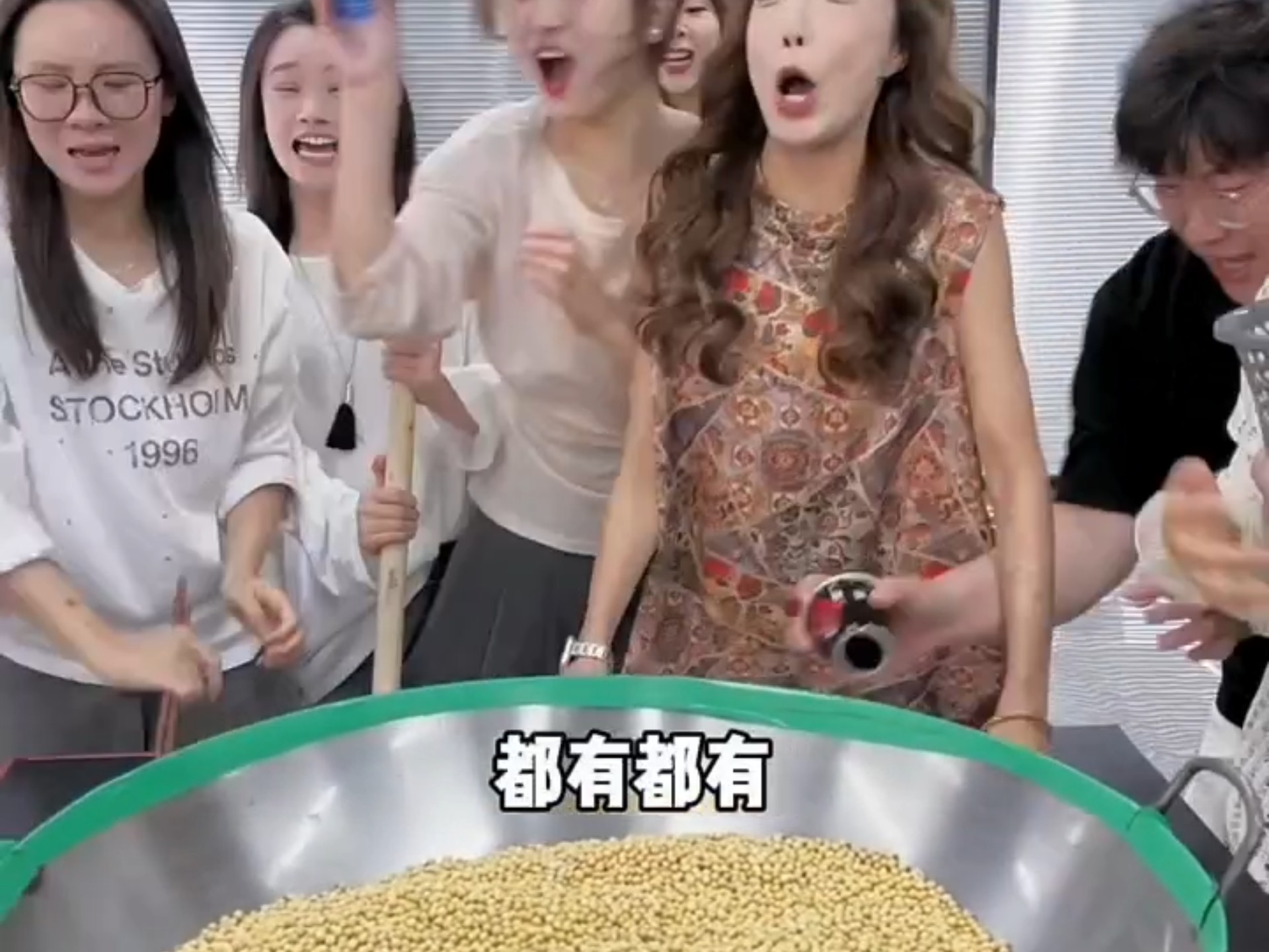搞笑办公室之铲黄豆挑战 ...