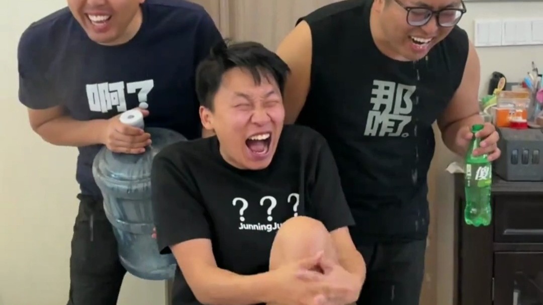 寝室憋笑挑战，网友看后直...