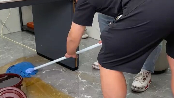 问他要不要？他肯定说不要...