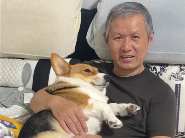 我爸：不要抱狗，狗的身上...